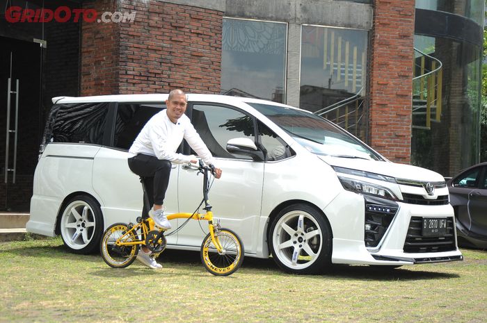Toyota Voxy milik Reindy Riupassa didandani gaya sporty