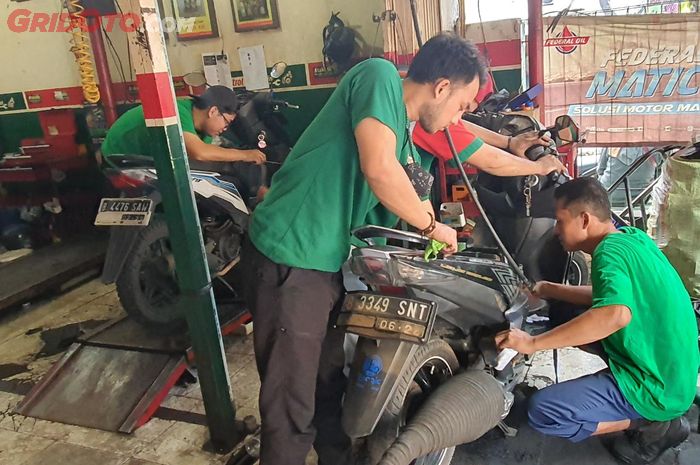 Dua Motor korban kebanjiran, Honda BeAT dan Yamaha Xeon GT125 yang ditangani oleh Takutic Motor 