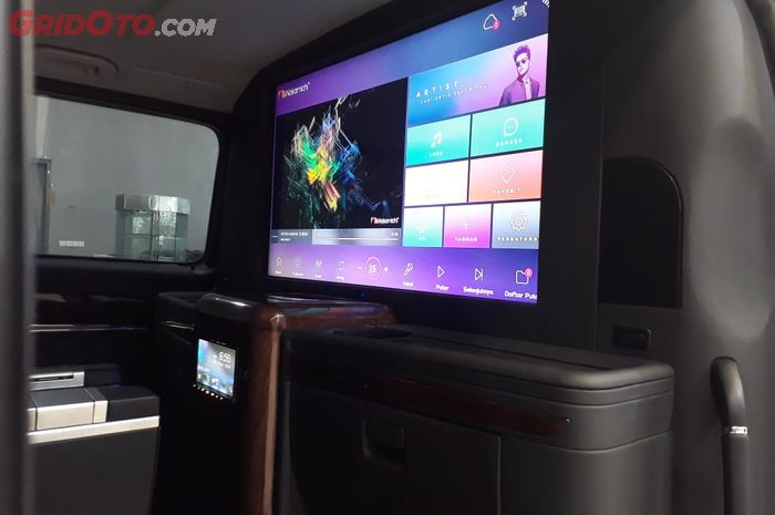 Sekat full partisi Mercedes-Benz Vito BAV dengan Smart TV LED UHD 43 inci 