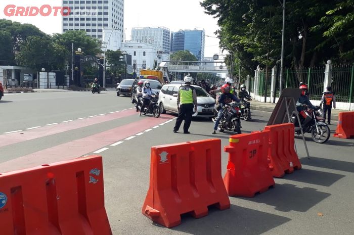 Ilustrasi Polisi bersama Dishub melakukan penyekatan di arah masuk Jalan Medan Merdeka 