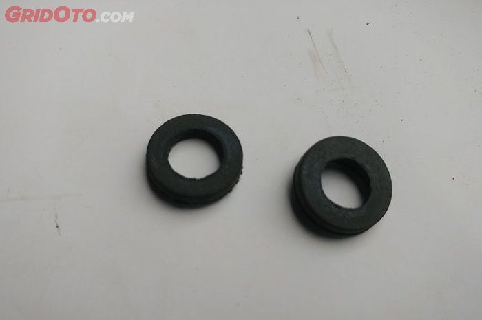 Karet grommet bodi perlu dipotong sebelum ditempel di rangka jok motor