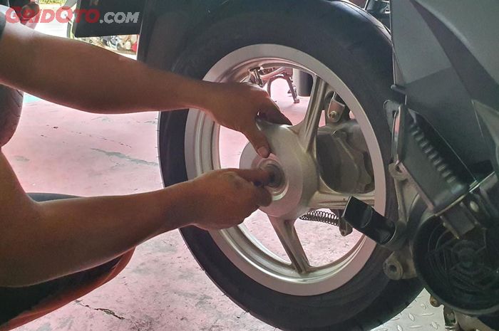 Ilustrasi melepas roda belakang motor matic