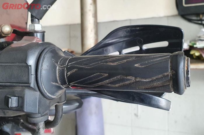 Ilustrasi handgrip motor kotor 