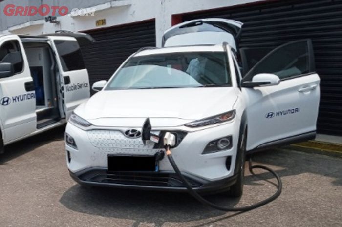 Hyundai Kona Electric dilengkapi konverter agar bisa mengisi daya mobil listrik lainnya