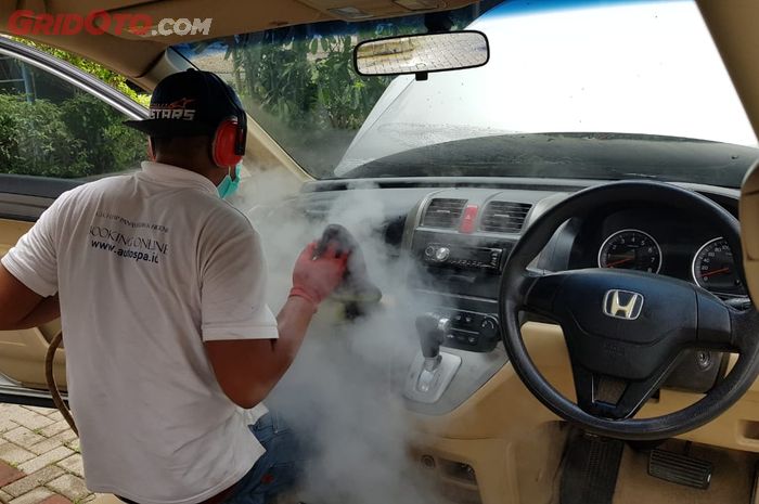 Membersihkan Interior Mobil Pakai Uap Panas dari Layanan Autospa.id