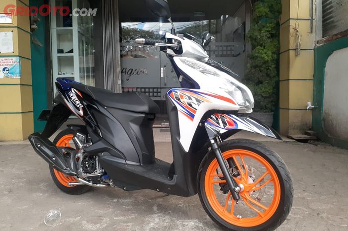 Berwarna mencolok setup kaki-kaki Honda Vario 125 ini tampil aduhai.