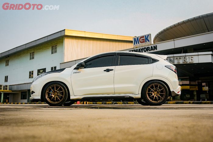 Totalitas modifikasi Honda HR-V gaya JDM sampai kabin