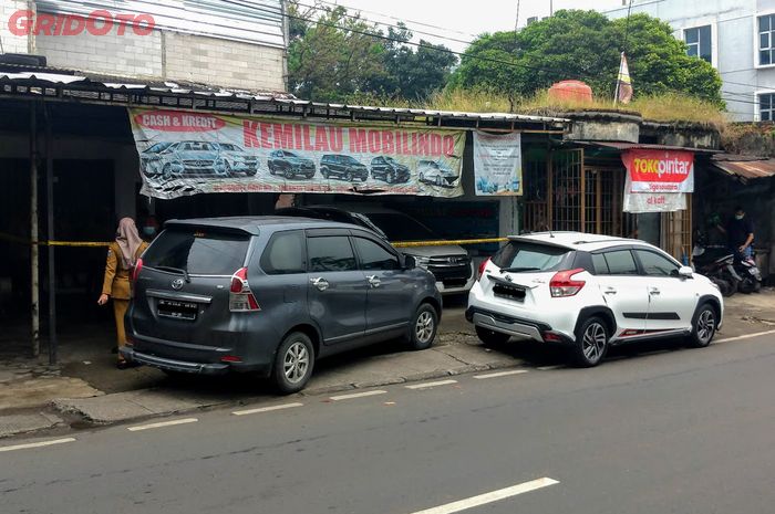 Usai digrebek, kini hanya ada dua mobil tersisa di showroom mobil bekas milik terduga teroris di Condet, Jakarta Timur. Apa aja ya?