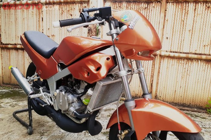  Cangkok warna Toyota Yaris body Kawasaki Ninja R lawas tampil glowing.