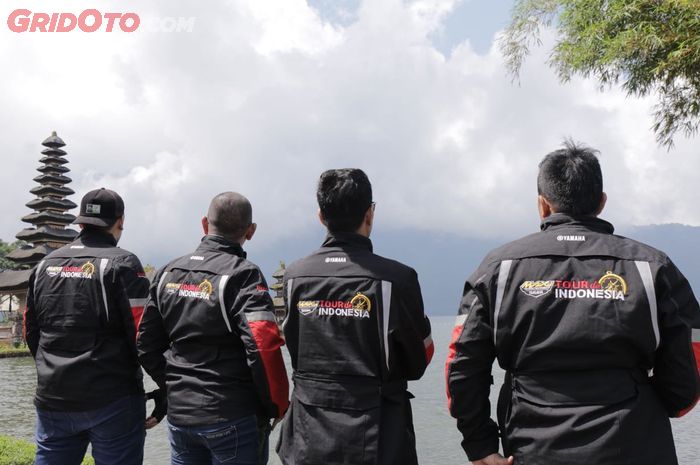 Rider MAXI YAMAHA Tour de Indonesia menikmati suasana Danau Beratan