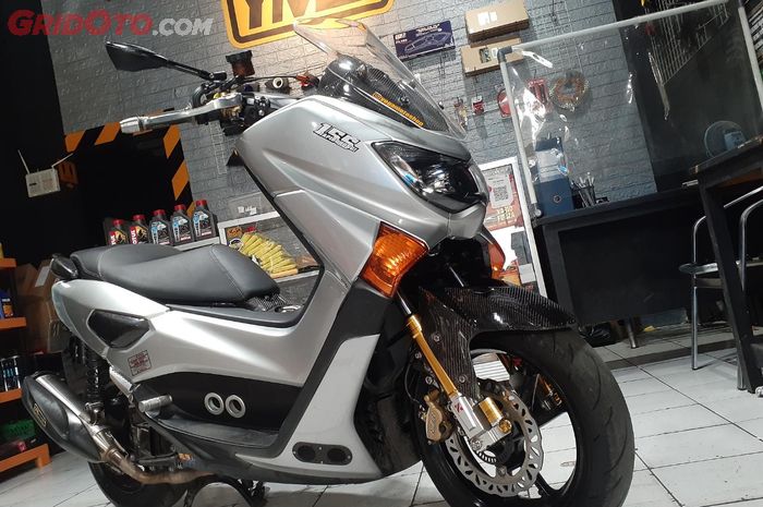 Modifikasi Yamaha NMAX tampil agresif konsep simpel beraura racing.         