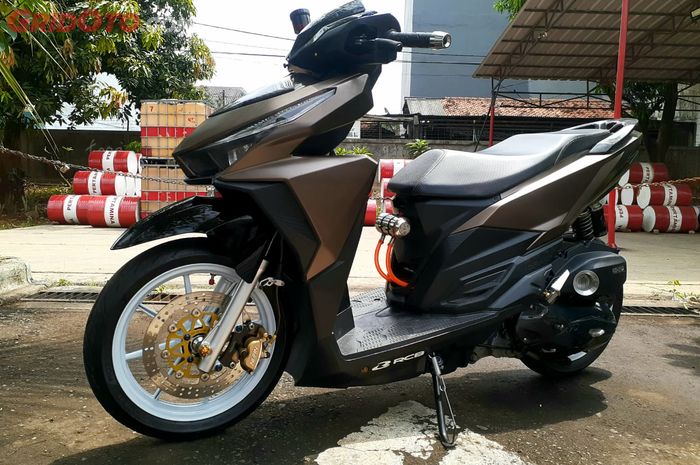 Honda Vario 125 dibuat sangar berbaju doff taburan part racing jadi andalan.