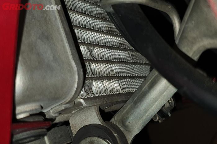 Kisi-kisi radiator yag penyok ini menganggu proses pelepasan panas 