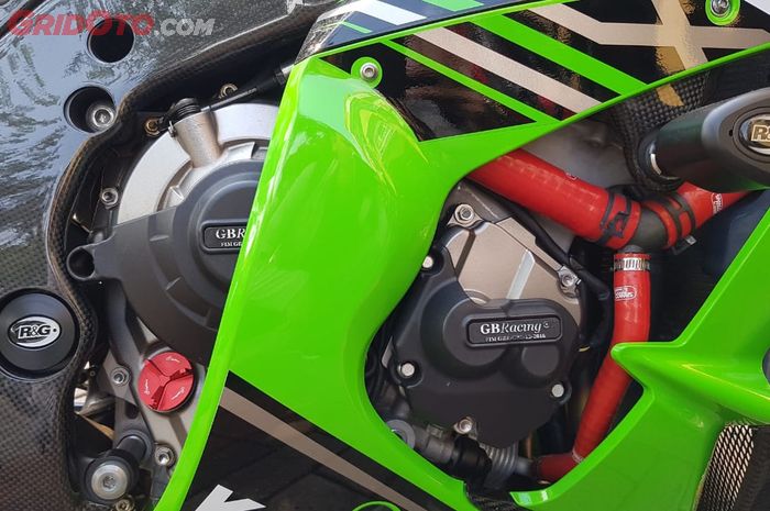 Cover engine guard GB Racing terpasang di Kawasaki ZX-10R