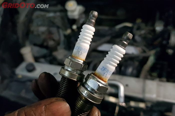 Ilustrasi ganti busi mobil