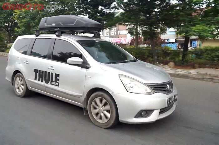 Ilustrasi Mobil dengan Roof Box Sedang Melaju