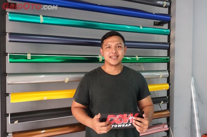 Alfredo pemilik workshop Dow Autowrap spesialis wrapping bodi mobil