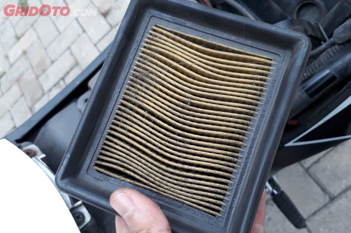 Filter udara berfungsi untuk menyaring kotoran dan debu dari udara sebelum masuk ke ruang bakar