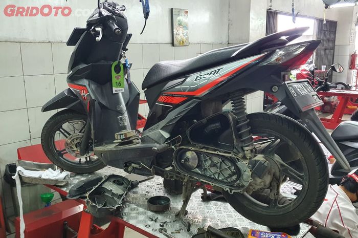 Ilustrasi servis Honda BeAT di bengkel resmi AHASS