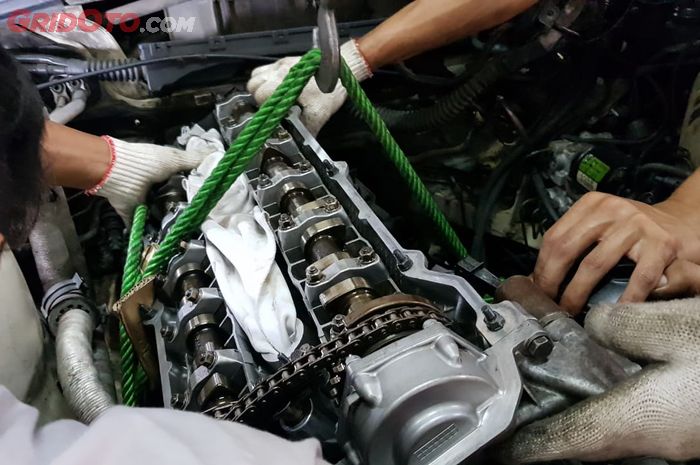 ILUSTRASI. Proses overhaul mesin mobil.