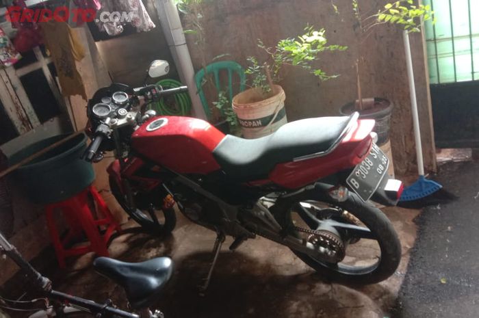 Satu unit Kawasaki Ninja RR yang diamankan di kediaman Ketua RT 01 RW 05 Jurangmangu Barat, Pondok Aren, Tangerang Selatan