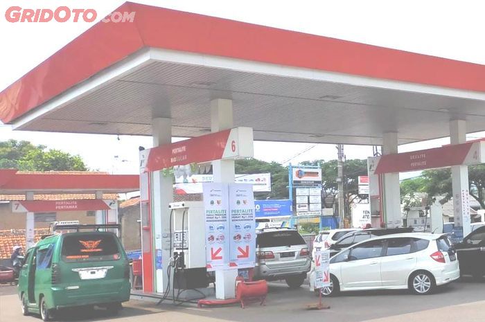 Ilustrasi angkot sedang mengisi bensin di SPBU Pertamina