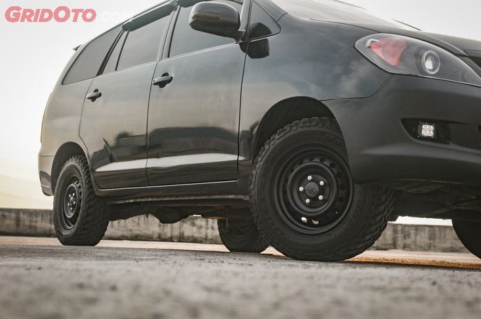 Modifikasi Toyota Kijang Innova diesel jadi makin jangkung berkat custom lift kit