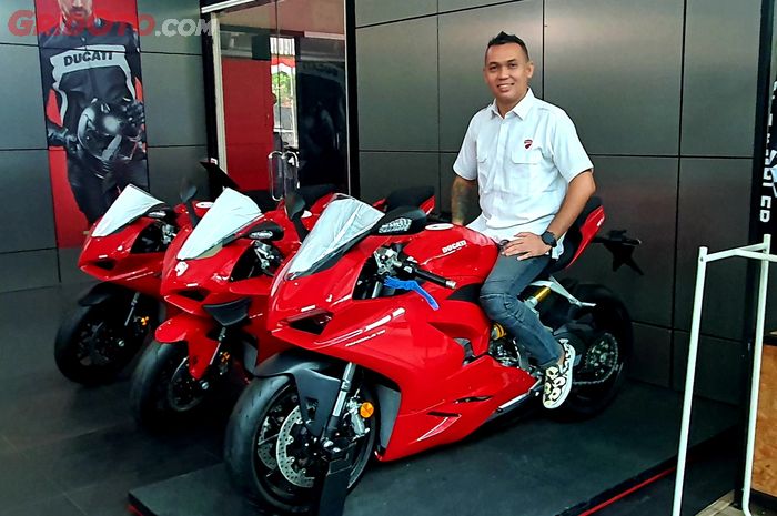 Michael Mondong, Branch Manager PT Cakra Motor Sports, menaiki Ducati Panigale V2