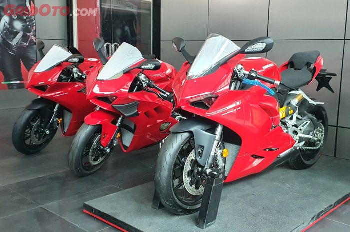 Ducati Panigale V2 (kanan dan kiri), Ducati Panigale V4 (tengah).