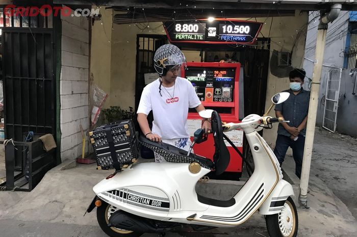 Vespa 946 Christian Dior hasil menang lelang dengan harga Rp 1,35 miliar yang digelar Boston Motoshop isi bensin di Pertamini.