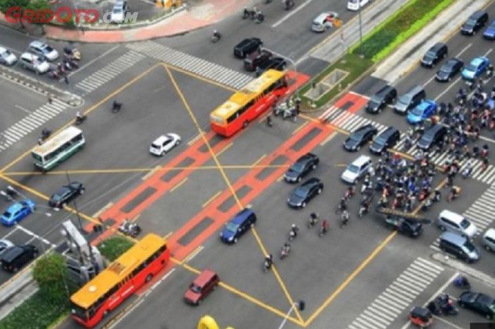 Yellow Box Junction (YBJ).di persimpangan jalan