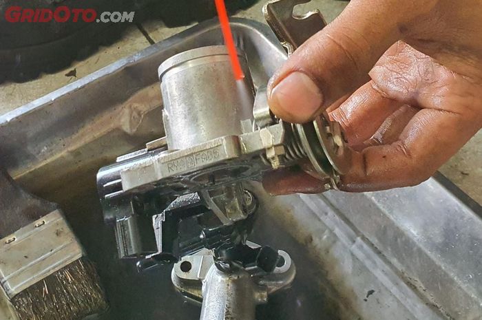 Cairan carburator cleaner atau bensin, mana yang lebih aman buat bersihkan throttle body ?