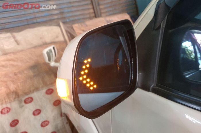 Ilustrasi kaca spion sein LED