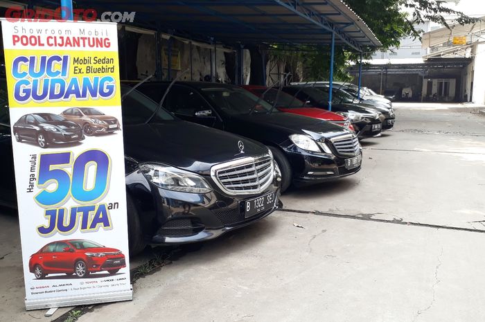 Unit Mobil Bekas Eks Taksi yang Dijual di Blue Bird Pool Cijantung, Jakarta Timur