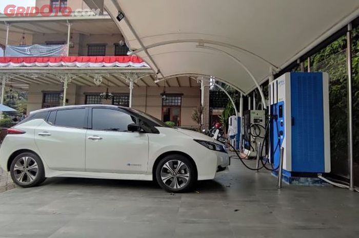 Saat mengisi daya All New Nissan Leaf di SPKLU PLN Distribusi Jakarta Raya (Disjaya) Gambir, Jakpus