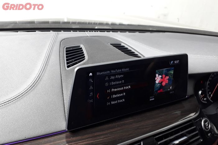Center Speaker dari Sistem Audio Mobil BMW Seri 5