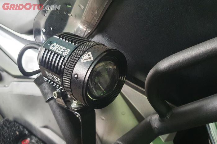 Lampu tembak tambahan terpasang di motor
