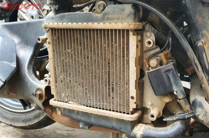 Benarkah radiator sepeda motor tidak bisa diperbaiki saat bocor?