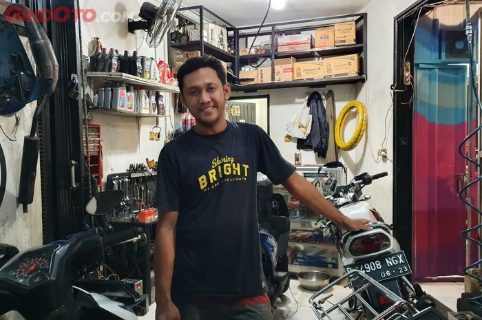 Rahmat, bengkel RC21 spesialis 2-tak di Bintaro, Jakarta Selatan