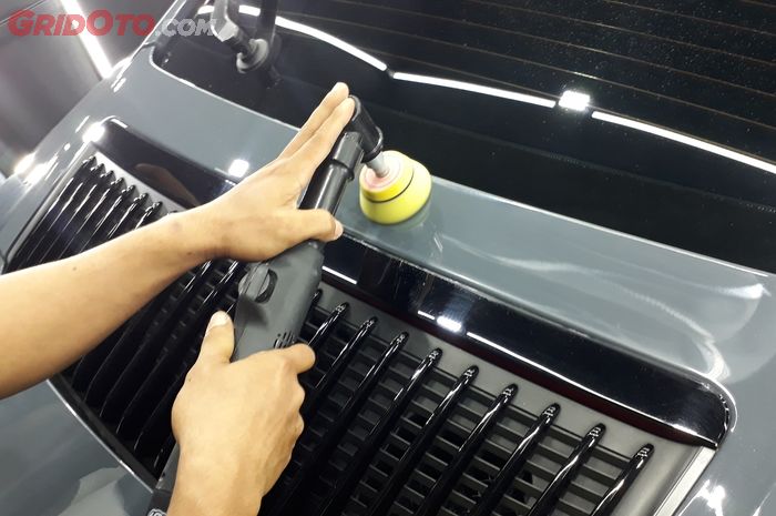 Proses Poles Mobil untuk Detailing Eksterior