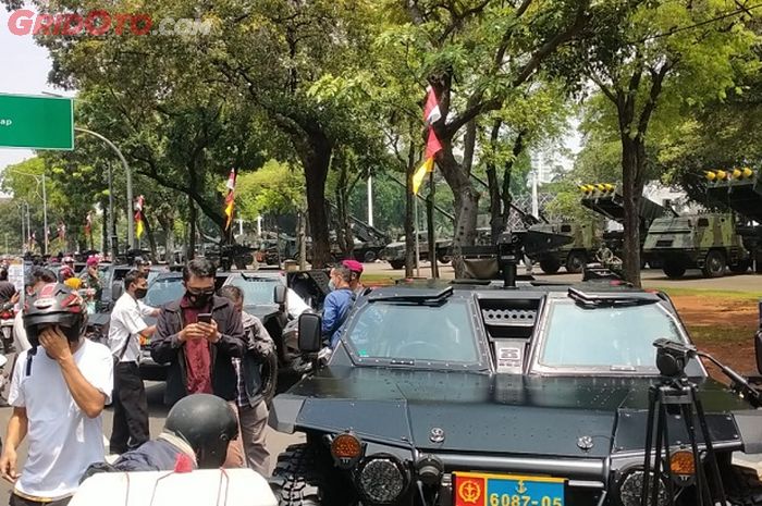 Masyarakat Antusias Melihat Pameran Alutsista HUT TNI ke 76 di Istana Merdeka