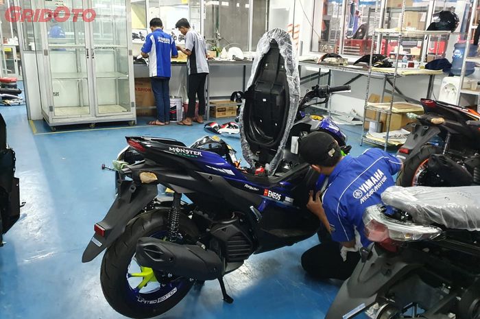 Beberapa unit motor dalam proses repaint di Cargloss Custom Painting