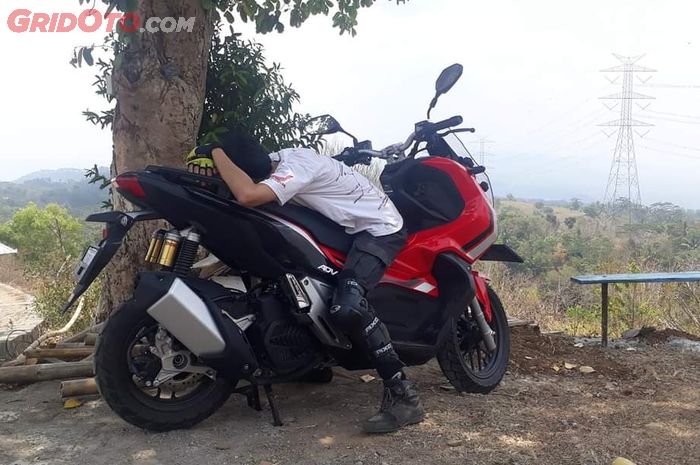 Ilustrasi biker beristirahat karena lelah