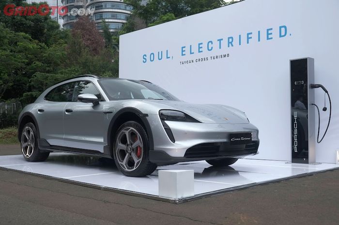 Porsche Indonesia resmi meluncurkan Taycan Cross Turismo, anggota baru keluarga mobil listrik Taycan yang lebih 'Off Road.'