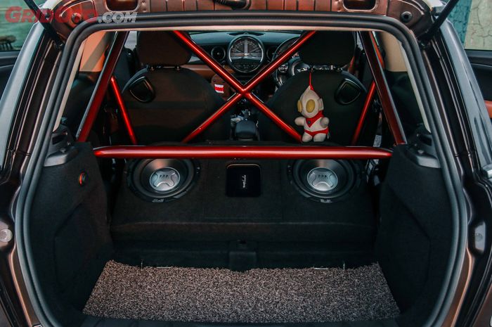 Kabin Mini Cooper S dikombo 2 unit subwoofer besar