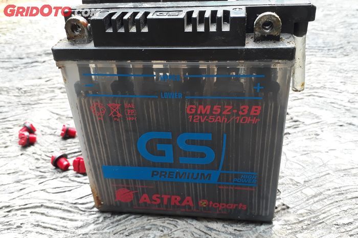 Ilustrasi aki basah buat motor bekas