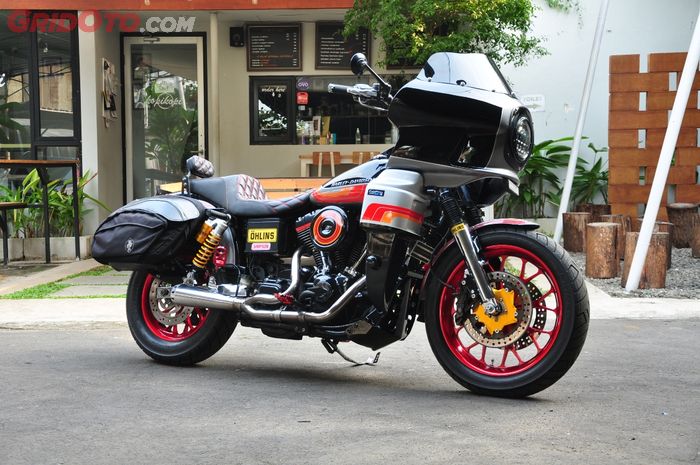 Modifikasi Harley-Davidson Dyna Wide Glide bertema Club Style