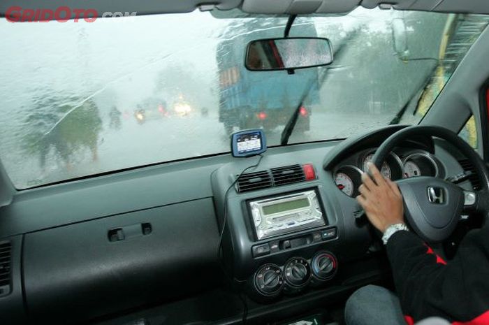 Ilustrasi mengemudi saat hujan deras