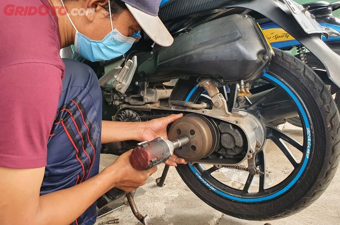 Ilustrasi servis CVT matic Suzuki di bengkel umum