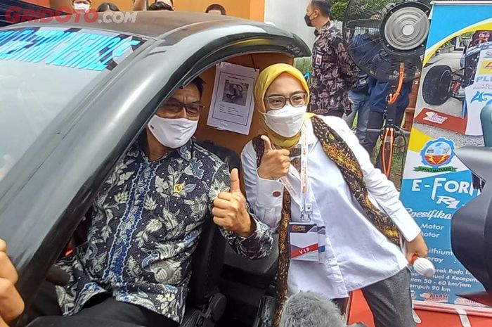 Ketua Kantor Staf Presiden (KSP), Moeldoko resmikan pameran Indonesia Electric Motor Show (IEMS) 2021 di Puspitek, Serpong. 
